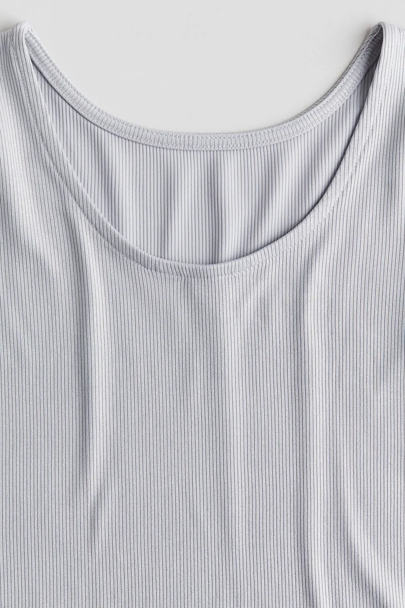 اتش اند ام بلوزة من الجيرسيه المرن